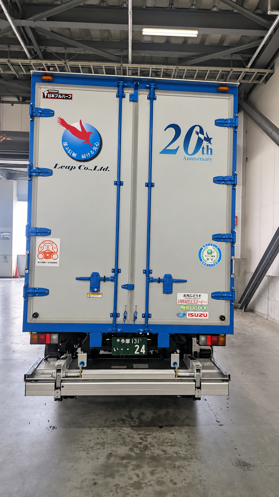 20周年記念マークを施した2t車両後部