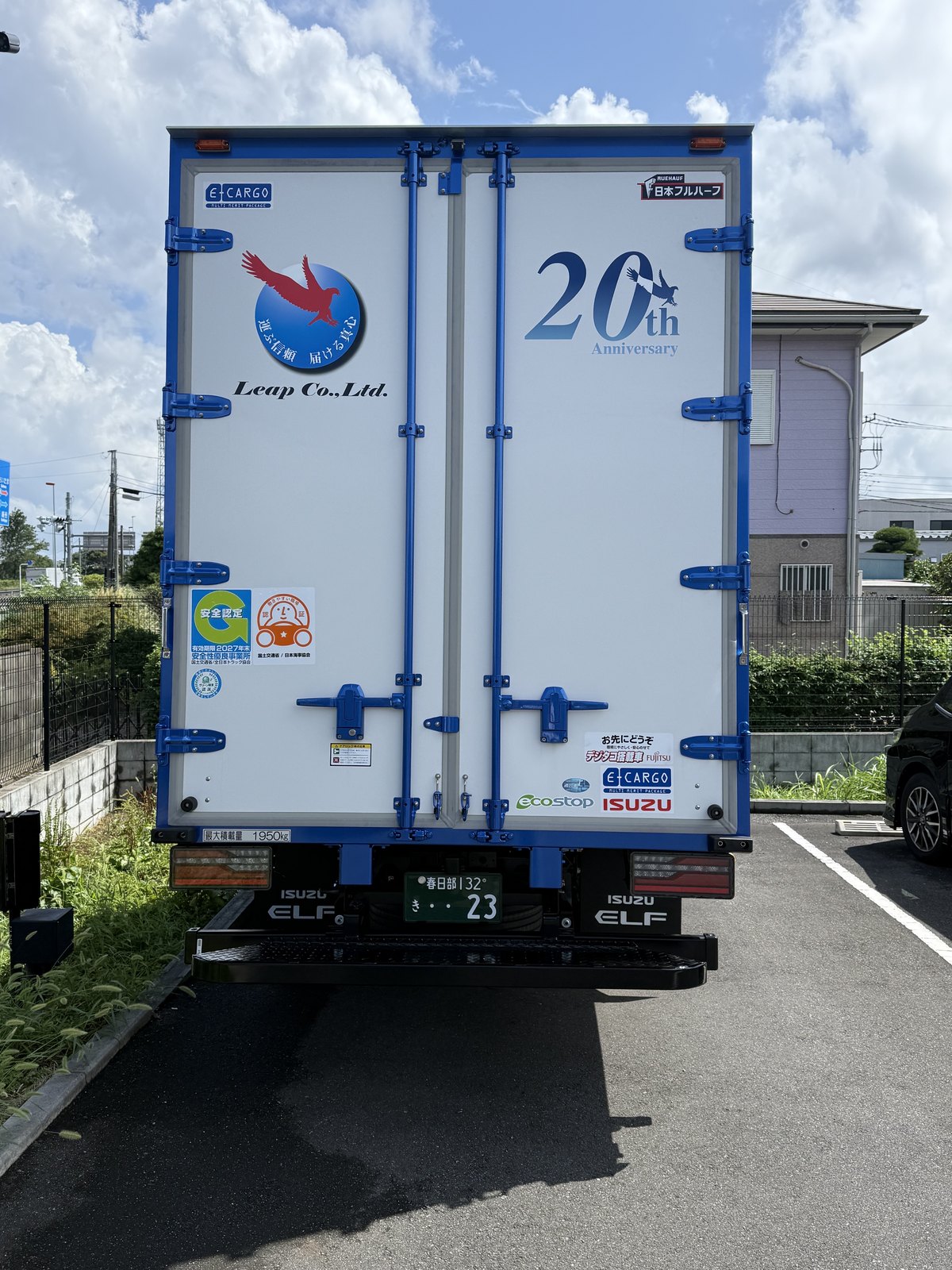 後部扉に掲げた創業20周年の記念ロゴ