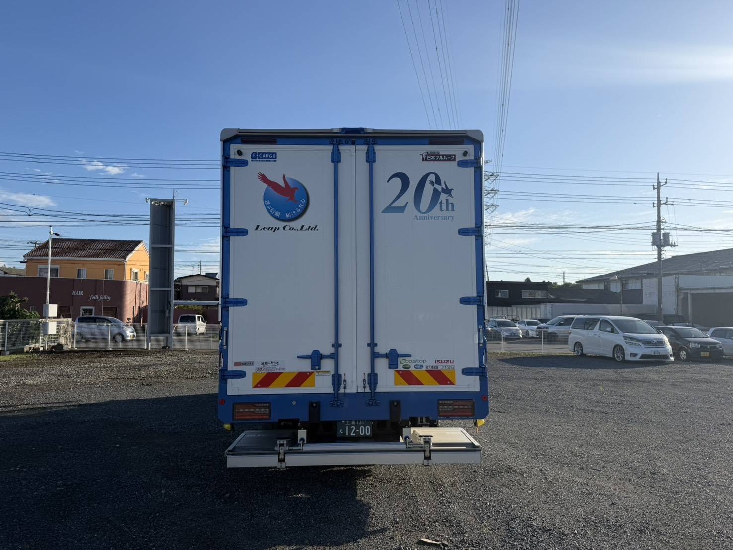 20周年記念マークを施した4t車両後部